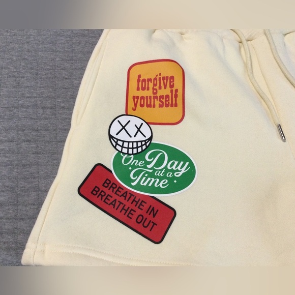 First Row Women’s Cream Graphic Patch Fleece Shorts Size L - Picture 3 of 8